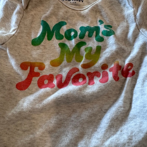 6-12M Old Navy - Gray 'Mom's My Favorite' Onesie - Picture 2 of 6